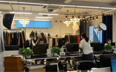 上海市通化商會走訪副會長企業(yè)華芾服飾，共話鞋帽零售新機遇